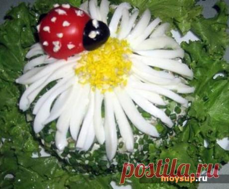 Салат с грибами, сыром и консервированными ананасами «Ромашка»