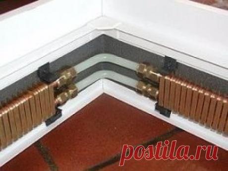 Плинтусный радиатор отопления — новинка, заслуживающая внимания
Вопросы обогрева жилья в нашей стране стоят очень остро, поскольку большая ее часть расположена в климатических поясах с холодными, а на севере – и с суровыми зимами. Поэтому большое внимание уделяется устройству систем отопления. Наиболее часто в настоящее время используются такие системы как: водяное и электрическое отопление с помощью радиаторов; теплые водяные и электрические полы.
Но у каждой их этих систем есть свои недостат