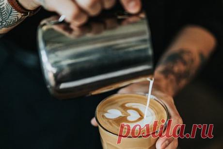 Россиянам назвали безопасную дозу кофеина. Человек без хронических болезней в анамнезе может спокойно пить до четырех чашек кофе в день, считает диетолог Елена Соломатина. Однако, по ее мнению, отказаться от напитка стоит пациентам с заболеваниями сердца, щитовидной железы, печени и нервной системы, а также при депрессии.