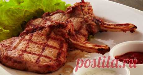 Ароматные антрекоты из свинины, запеченные с луком Настоящий мужской ужин! Ингредиенты: 3 куска свинины на косточке (антрекота);1 крупная луковица;2 ст. л. бальзамического уксуса;соль — по вкусу;специи для мяса;растительное масло. Приготовление: Лук нарезаем крупными кольцами...
