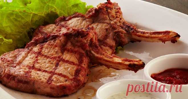 Ароматные антрекоты из свинины, запеченные с луком Настоящий мужской ужин! Ингредиенты: 3 куска свинины на косточке (антрекота);1 крупная луковица;2 ст. л. бальзамического уксуса;соль — по вкусу;специи для мяса;растительное масло. Приготовление: Лук нарезаем крупными кольцами...