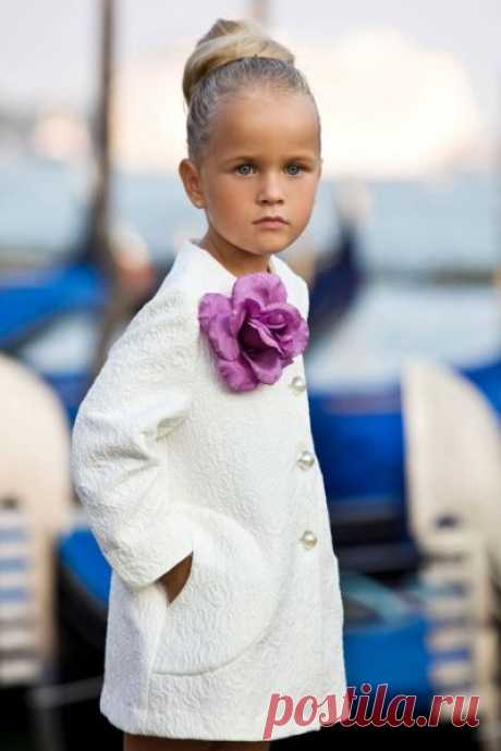 (2) #abrigo #manteau #coat #vestido #niña #estilo #elegante #dress #girl #style #elegant #robe #fille #élégant #mode #fashion #Little #fashionista #kid…