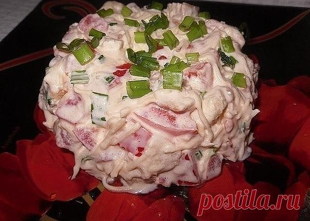 ТОП-10 САМЫХ БЫСТРЫХ САЛАТОВ! ГОТОВЯТСЯ ЗА 10 МИНУТ!

1. Салатик из крабовых палочек с помидорами

Продукты:
- Крабовые палочки - 150 гр.
- Помидор - 1 шт.
- Чеснок - 1зубчик.
- Сыр твердый
- Майонез - 20 гр.

Приготовление:
*Крабовые палочки порезать наискосок соломкой,
*Помидор порезать соломкой, (лишнюю жидкость можно слить)
*Сыр потереть на крупной терке.
*Выдавить чеснок.
*Заправить майонезом.
Приятного аппетита!

2. Салат Леди - очень вкусно и мега быстро

Ингредиент...