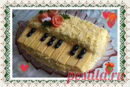 Салат с курицей и грибами Белый рояль рецепт Как вкусно приготовить и красиво подать салат с курицей и грибами - вкусный, нарядный, в самый раз к праздничному столу! Порадуйте своих гостей!