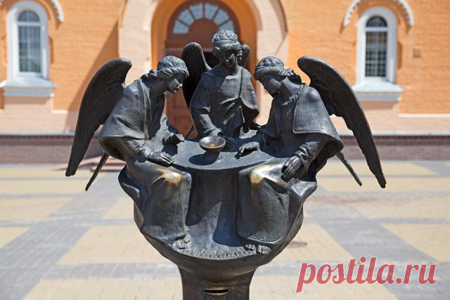 Ангелы у Стретенской церкви. Украина, Черниговская область, город Прилуки