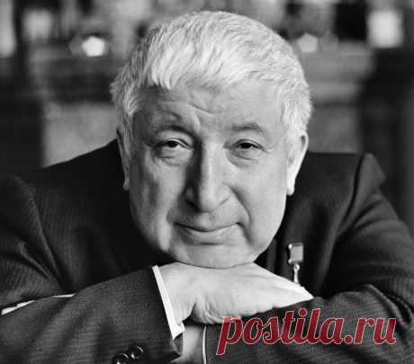 Напишите на своем кинжале ИМЕНА ДЕТЕЙ, чтоб каждый раз вспыльчивые люди вспоминали то, что забывается подчас. На ружейном вырежьте прикладе ЛИЦА МАТЕРЕЙ, чтоб каждый раз с осужденьем иль мольбой во взгляде матери смотрели бы на вас!
Народный поэт Дагестана Расул Гамзатов