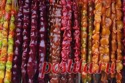 ГОТОВИМ ЧУРЧХЕЛУ ДОМА
ИНГРЕДИЕНТЫ (НА 6 ЧЕЛ.):
Виноградный сок 3 л
Грецкий орех 500 г
Фундук 200 г
Миндаль 300 г
Пшеничная мука 2,5 ст.
СПОСОБ ПРИГОТОВЛЕНИЯ:
1. Подсушиваем орешки на сухой сковороде на среднем огне минут 5. Даем остыть и, чуть потереть между ладонями фундук и миндаль, постараться очистить орехи от шелухи. Грецкие орехи можно поломать на крупные кусочки, если вам не нравятся целые.
2. Используя иглу и прочные нити (примерно по 30-40 см каждая), нанизывать орехи на нить с узл