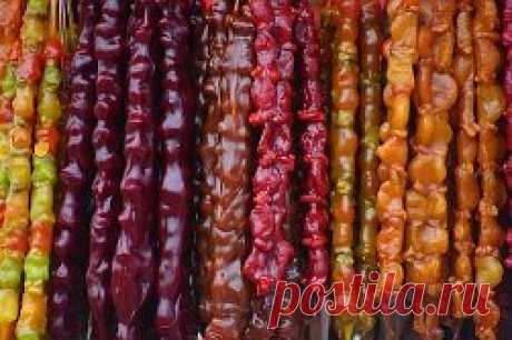 ГОТОВИМ ЧУРЧХЕЛУ ДОМА
ИНГРЕДИЕНТЫ (НА 6 ЧЕЛ.):
Виноградный сок 3 л
Грецкий орех 500 г
Фундук 200 г
Миндаль 300 г
Пшеничная мука 2,5 ст.
СПОСОБ ПРИГОТОВЛЕНИЯ:
1. Подсушиваем орешки на сухой сковороде на среднем огне минут 5. Даем остыть и, чуть потереть между ладонями фундук и миндаль, постараться очистить орехи от шелухи. Грецкие орехи можно поломать на крупные кусочки, если вам не нравятся целые.
2. Используя иглу и прочные нити (примерно по 30-40 см каждая), нанизывать орехи на нить с узл