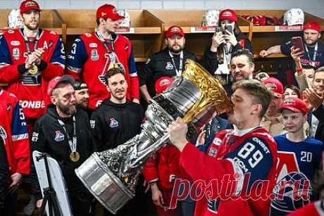Хоккеисты «Локомотива» привезли Кубок Гагарина на место авиакатастрофы