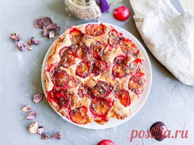 Много лет назад соседка по даче научила печь пирог со сливой:с тех пор это мой любимый пирог, в сезон вся слива уходит на него | Сладкий Персик 🍑 | Яндекс Дзен
