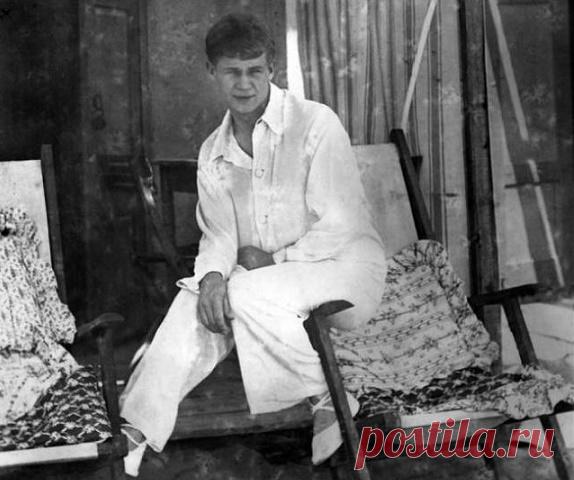 Сергей Есенин был известным антисемитом. В России за оскорбительные высказывания в адрес евреев на поэта было заведено 13 дел. Даже Троцкого поэт не боялся назвать жидом, за что был обвинен в несговорчивости, опасной для советского общества. Как Троцкий организовал травлю на поэта Сергея Есенина?