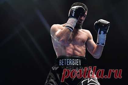 Боксер Бетербиев оценил защиту двух чемпионских титулов. Российский боксер Артур Бетербиев прокомментировал победу над американцем Маркусом Брауном. «Что дальше? Для начала надо выспаться. А так я готов боксировать с лучшими. Ведь чтобы стать лучшим, нужно драться с лучшими», — оценил победу боксер. Также спортсмен поблагодарил болельщиков за поддержку.