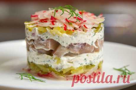 Слоеный салат с сельдью. Простой, но вкусный

Сочетание ингредиентов идеально дополняют друг друга и салат получается вкусным и красивым.