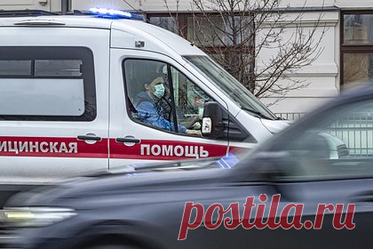 Под Петербургом двухлетний мальчик сломал ногу в батутном центре. Под Петербургом двухлетний мальчик сломал ногу во время прыжков в батутном центре. Инцидент произошел Парке развлечений в Гатчине Ленинградской области. Уточняется, что ребенок упал и сильно ударился, неудачно спрыгнув с батута. Его госпитализировали с переломом большеберцовой кости голени.