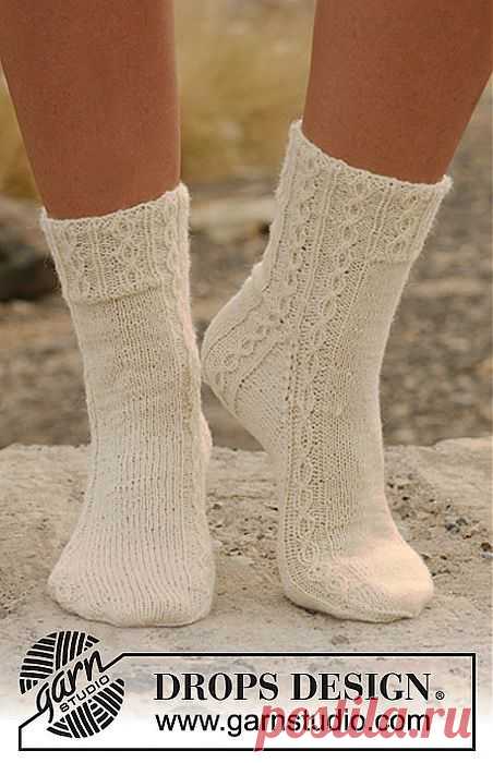 DROPS 130-18 – Носки с косичками .