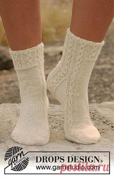 DROPS 130-18 – Носки с косичками .