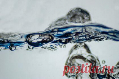 Раскрыты проблемы при производстве кислорода на Луне и Марсе. Ученые Университета Глазго в Великобритании обнаружили, что электролиз воды будет производить меньше кислорода на Луне и Марсе, либо будет более энергозатратным, чем на Земле, из-за более слабой гравитации. Результаты исследования позволяют понять, как космические колонии будут потреблять ресурсы на небесных телах.