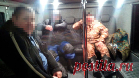 Трое рыбаков едва не замерзли на льду Ладожского озера. Трое рыбаков застряли на тонком льду Ладожского озера в Ленобласти, мужчины не могли выбраться самостоятельно и обратились за помощью в экстренные службы. Об этом сообщается в Telegram-канале Аварийно-спасательной службы области. В ночь ...
