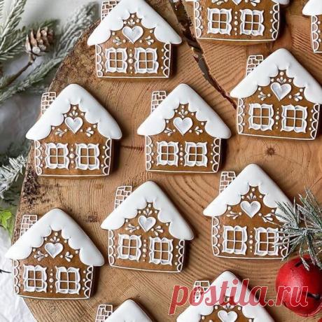 ТОП-6 новогодних печений

1) Сахарное печенье Снежинки

Ингредиенты:
● 3 чашки (390 грамм) муки
● 1/2 чайной ложки соли
● 1 чайная ложка соды для выпечки
● 1 чашка (227 грамм ) сливочного масла, комнатной температуры
● 1 чашка (200 грамм) сахара
● 2 больших яйца
● 2 чайные ложки чистого экстракта ванили

Королевская глазурь из яичных белков:
● 2 больших (60 грамм) яичных белка
● 2 чайные ложки лимонного сока
● 3 чашки (330 грамм) просеянной сахарной пудры

Королевская глаз...