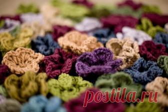 Современные рукодельницы увлекаются таким занятием, как вязание крючком для начинающих: схемы с подробным описанием можно найти в нашей статье, приглашаем ознакомиться.