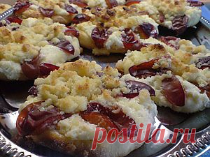Ватрушки со сливами и крошкой/Datschi-Taler mit Streuseln. Рецепт c фото, мы подскажем, как приготовить!