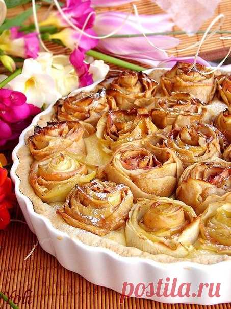 Яблочный пирог с розочками. Кулинарная идея!

Ингредиенты: 

для теста:
125 гр мягкого сливочного масла
3 суп. ложки с верхом сахарной пудры
1 яйцо
1 пакетик ванилии
1 ч.л. апельсиновой цедры
100 гр. молотого мендаля
150 гр муки (у меня ушло почти 200 гр.)

для крема:
400 мл молока
100 мл белого вина
3 желтка
1 ванилия
1 ч.л. апельсиновой цедры
6 с.л. сахара
4 с.л. муки с верхом
5-6 яблока

Приготовление:

Размешать масло с сахаром, ванилией и цедрой, добавить яйцо и минда...