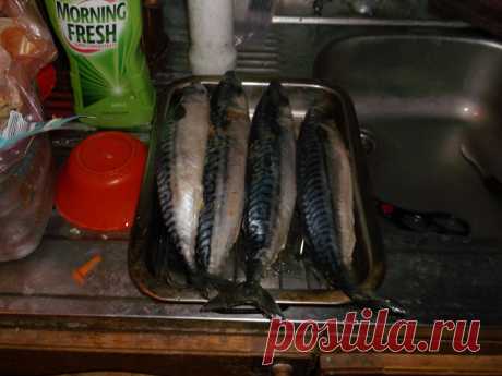Достать скумбрию с холодильника разморозить.