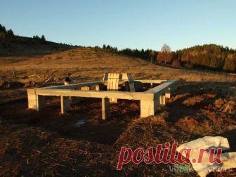 Столбчатый фундамент с ростверком для бревенчатого дома и его доработка