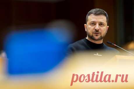 Зеленский уволил ряд сотрудников СБУ. Президент Украины Владимир Зеленский уволил нескольких сотрудников Службы безопасности страны (СБУ). В частности, с должности был снят заместитель главы ведомства Александр Якушев. Согласно указам украинского лидера, также были уволены начальник управления службы в Сумской области Эдуард Федоров.