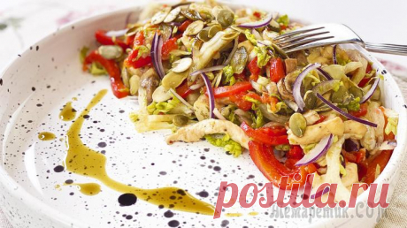 Самый вкусный и полезный салат с куриной грудкой, шампиньонами и печеным перцем Салат с куриной грудкой - очень вкусно, полезно и сытно. Готовится очень быстро и просто. Подходит для кето диеты и здорового питания. Ингредиенты (на 2 порции): Куриная грудка - 1 шт. Перец болгарски...