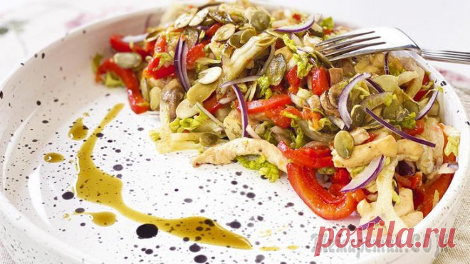 Самый вкусный и полезный салат с куриной грудкой, шампиньонами и печеным перцем Салат с куриной грудкой - очень вкусно, полезно и сытно. Готовится очень быстро и просто. Подходит для кето диеты и здорового питания. Ингредиенты (на 2 порции): Куриная грудка - 1 шт. Перец болгарски...