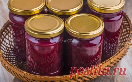 Burokėlių mišrainė su obuoliais žiemai - be acto Nuostabi mišrainė su lietuviško sodo gėrybėmis, kuriai nereikia jokio acto, nes natūralią rūgštelę suteikia obuoliai. Gaminu ją jau ne vienus metus ir visada per žiemą labai skaniai suvalgome. Morkas ir burokus išvirti. Tada smulkiai supjaustyti arba stambiai sutarkuoti, kaip labiau