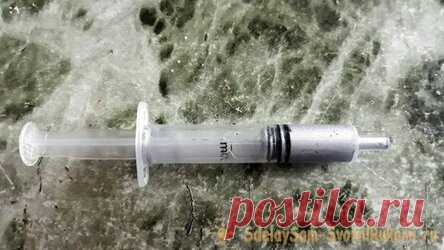 Как приготовить термопасту своими руками Каждый из нас, наверное, попадал в такую ситуацию, когда в нужное время не оказывается под рукой нужного предмета или материала. Более того, его не оказывается вообще, в квартире. Магазин закрыт, или необходимого товара там нет... неважно. Но, если немного подумать и проявить сообразительности, то выход найдётся всегда. Сегодня речь пойдёт о термопасте. Не найдя в местном захолустном магазине термопасты, я вспомнил один рецепт, по к...