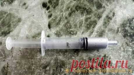 Как приготовить термопасту своими руками Каждый из нас, наверное, попадал в такую ситуацию, когда в нужное время не оказывается под рукой нужного предмета или материала. Более того, его не оказывается вообще, в квартире. Магазин закрыт, или необходимого товара там нет... неважно. Но, если немного подумать и проявить сообразительности, то выход найдётся всегда. Сегодня речь пойдёт о термопасте. Не найдя в местном захолустном магазине термопасты, я вспомнил один рецепт, по к...