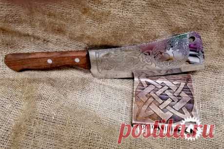 Новый качественный топорик для кухни из нержавеющей стали под названием Райское дерево. Он имеет очень удобную форму, не стираемый с годами рисунок-гравировку.  Специально разработан для женской руки.