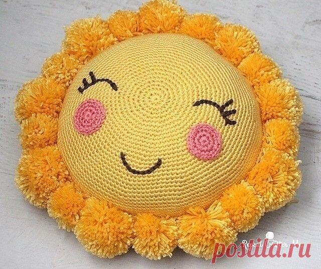 Жизнерадостная подушка-солнышко