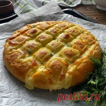 ​Хлеб-лепешка с сыром и зеленью Ингредиенты:Для теста:
Мука &mdash; 280–300 г
Молоко &mdash; 180 мл&nbsp;Дрожжи свежие &mdash; 15 г или сухие &mdash; 5 г&nbsp;Сахар &mdash; 10 г&nbsp;Соль &mdash; 5 г&nbsp;Масло растительное &mdash; 20 гДля начинки:
Сыр, нарезать брусочками &mdash; 200–250 гДля намазки:
Масло...