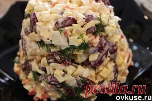 с фасолью и крабовыми палочками
http://i.ovkuse.ru/blogs/kulinarija/salat-s-fasolyu-i-krabovymi-palochkami.html 

Салат с фасолью и крабовыми палочками - Простые рецепты Овкусе.ру 
Салат с фасолью и крабовыми палочками