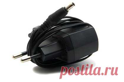 В российском детсаду воспитательница ударила ребенка проводом от зарядки. В районе Екатеринбурга Уралмаш воспитательница детского сада ударила ребенка проводом от зарядки. Об этом сообщает E1.ru. «Жаркая погода, все дети вымотались, не слушались. Я пошла ставить телефон на зарядку, но не успела. Они опять все зашумели. У меня в руке просто оказался»,  — сообщила она.