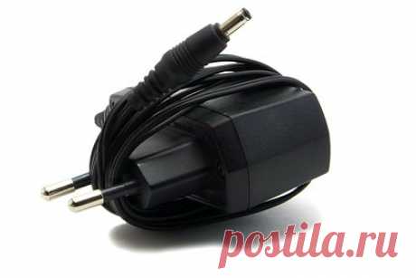 В российском детсаду воспитательница ударила ребенка проводом от зарядки. В районе Екатеринбурга Уралмаш воспитательница детского сада ударила ребенка проводом от зарядки. Об этом сообщает E1.ru. «Жаркая погода, все дети вымотались, не слушались. Я пошла ставить телефон на зарядку, но не успела. Они опять все зашумели. У меня в руке просто оказался»,  — сообщила она.