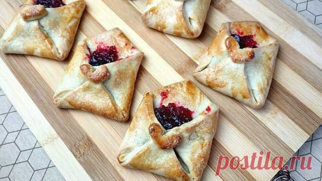 Печенья валентинки на День Влюбленных Красивые и вкусные печенья в форме конвертиков ко Дню Святого Валентина.Ингредиенты: 	 200 гр. сливочного 	масла,2 стакана 	муки,2 столовые 	ложки сахара,0,5 чайной 	ложки соли,4-6 столовые 	ложки холодной воды,1 яйцо,джем по вкусу.Муку смешать с сахаром и солью, добавить порезанное...
