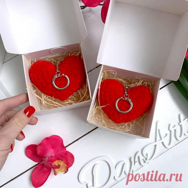 PDF Плюшевые сердечки крючком. FREE crochet pattern; Аmigurumi toy patterns. Амигуруми схемы и описания на русском. Вязаные игрушки и поделки своими руками #amimore - маленькое сердечко ко дню Святого Валентина из плюшевой пряжи, вязаное крючком сердце к 14 февраля.