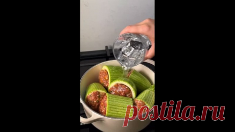 Фapшиpoвaнныe кабачки на ужин

Готовые кабачки получаются очень мягкими и сочными!

Ингpeдиeнты:
Кабачки - 2 шт
Фарш - 350 гр
Рис - 70 гр
Хмели сунели- 1/2 я ложки
Паприка - 1/2 ч ложки
Соль - 1/2 ч ложки
Лук - 1 шт
Морковь - 1 шт
Томаты - 1 шт
Перец болгарский, сезонный - 2 шт

Cпособ приготовления:
1). Делаем надрезы на кабачке вилкой и режем на 2-3 части

2). Удаляем из кабачка мякоть ложкой

3). Добавляем к фаршу зажарку из моркови и лука, рис, специи, соль, зелень, 1/...