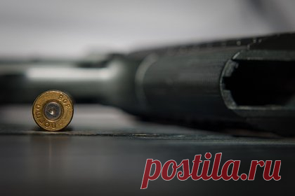В российском регионе произошла перестрелка. В Новосибирской области полиция разыскивает участников вооруженного конфликта. Инцидент произошел в селе Каменка. Полицейским позвонили очевидцы и рассказали, что группа мужчин устроила перестрелку и громила машины. В драке приняли участие около десяти мужчин. Полицейские опросили свидетелей.