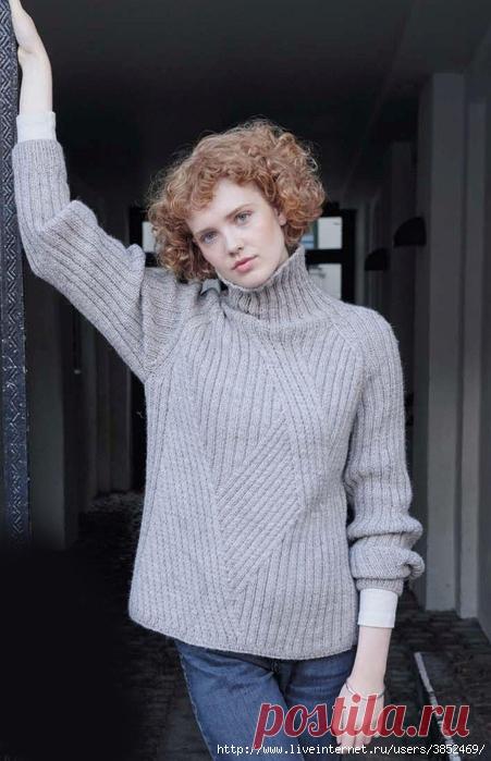 Пуловер, связанный резинкой