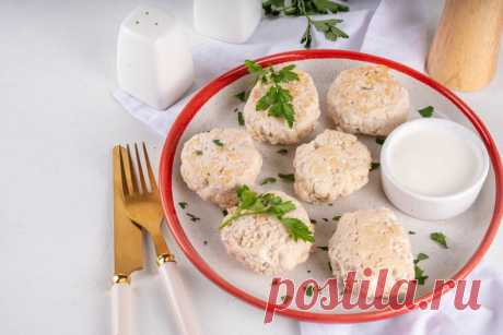 Как приготовить котлеты на пару, чтобы было вкусно
Котлеты на пару гораздо полезнее, чем жареные, так как содержат меньше жира. Расскажем, как приготовить котлеты на пару.

Паровые котлеты – отличный вариант для тех, кто следит за фигурой и питанием. Такие котлеты подают с любым гарниром по вкусу – с паровыми овощами, картофельным пюре, макаронами или любой крупой, например, гречкой или рисом.