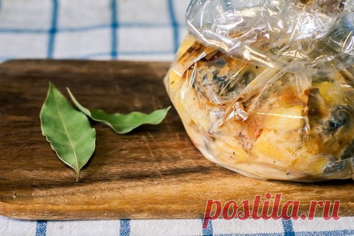 Запеченная картошечка с грибами и сметаной

Картошка с грибами - традиционно русское блюдо. Будем не жарить, а запекать, добавим сметанки и специй. От этого она станет только полезней и ароматней. Запеченная в рукаве, картошка по максимуму впитает все соки и запахи. И сковородку мыть не надо :)

Ингредиенты:

Картошка - 5-6 шт
Грибы - 500 гр (у меня шампиньоны, но можно взять лисички или вешенки )
Морковка - 1 шт
Жирная сметана - 3 ст.л.
Масло оливковое для обжарки

Специи...