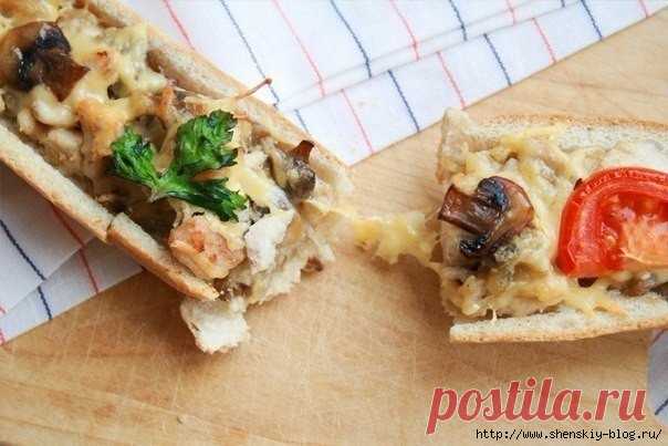 Простая и вкусная закуска: багет, фаршированный курочкой и грибами!