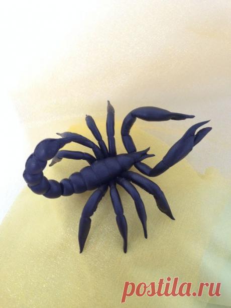 Брошь из кожи СКОРПИОН