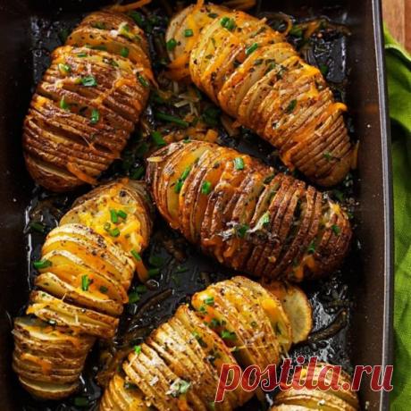👌 Картошка-гармошка с сыром и зеленью, рецепты с фото Рецепт, который всегда работает безотказно. Тут не особо важен сорт картошки и даже дополнительные ингредиенты. Самое главное — это техника нарезки и приготовления картошки. Вид эт...